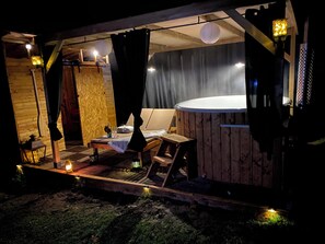 Bañera de hidromasaje al aire libre