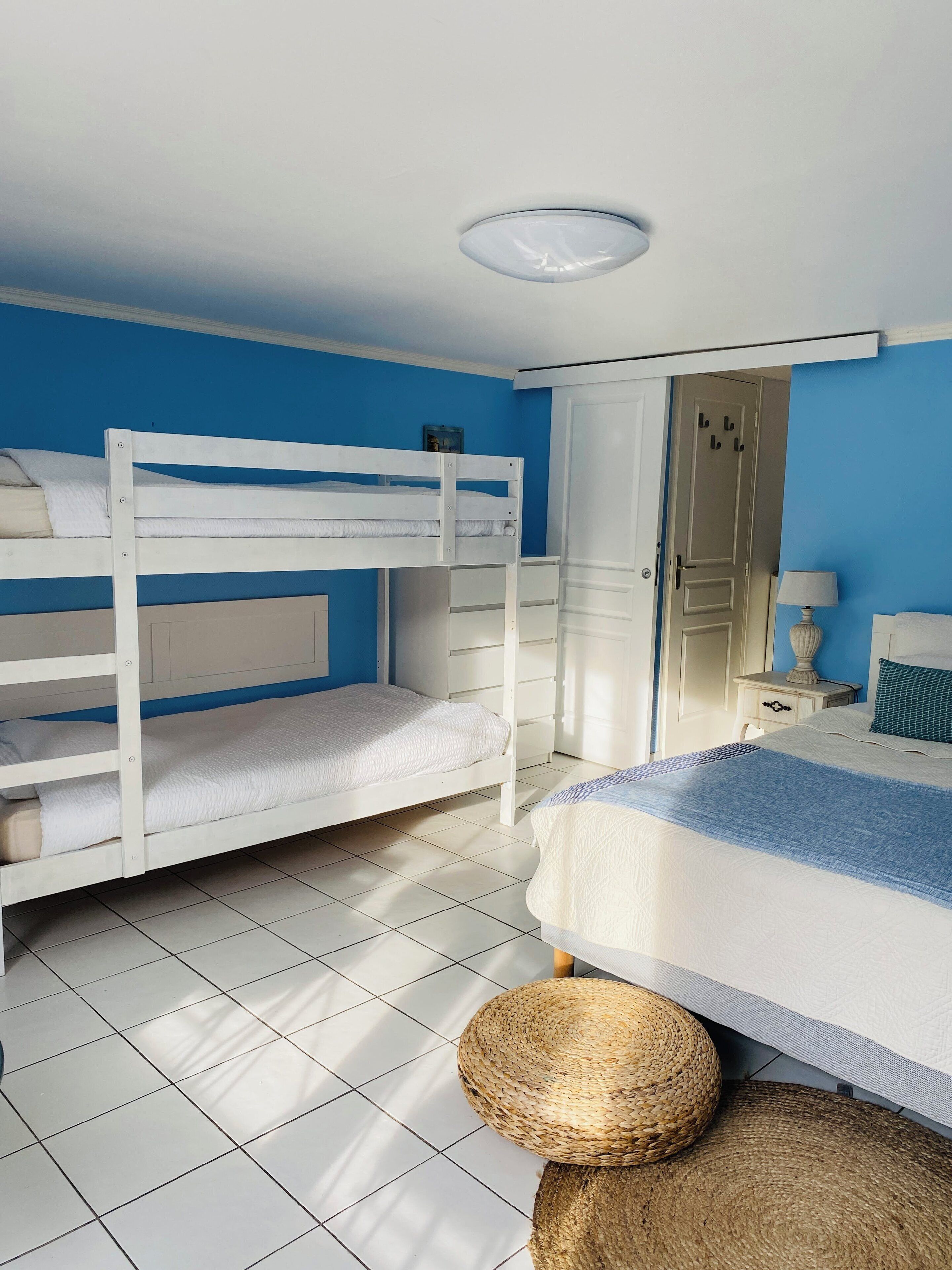 Familierom (Jade) | Individuelt dekorert, individuelt innredet og blendingsgardiner