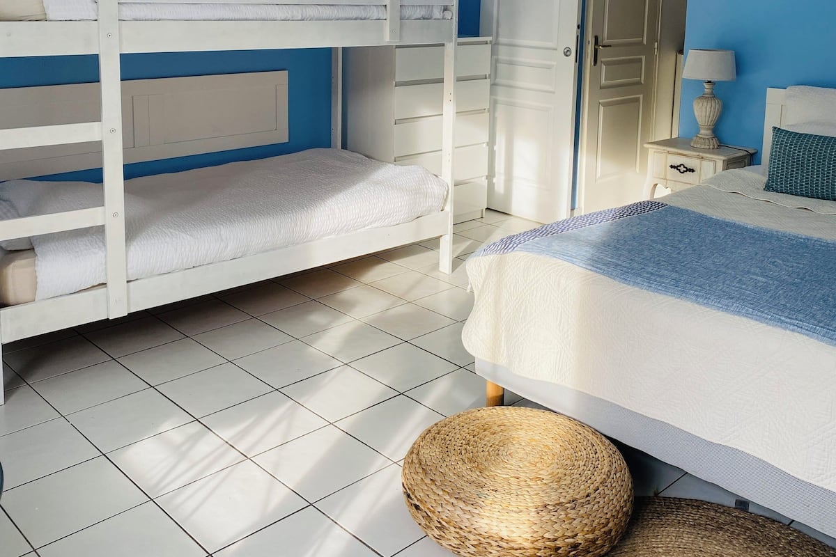 Familierom (Jade) | Individuelt dekorert, individuelt innredet og blendingsgardiner