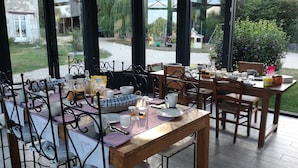 Un espace de restauration en plein air avec vue sur un jardin et une aire de jeux.