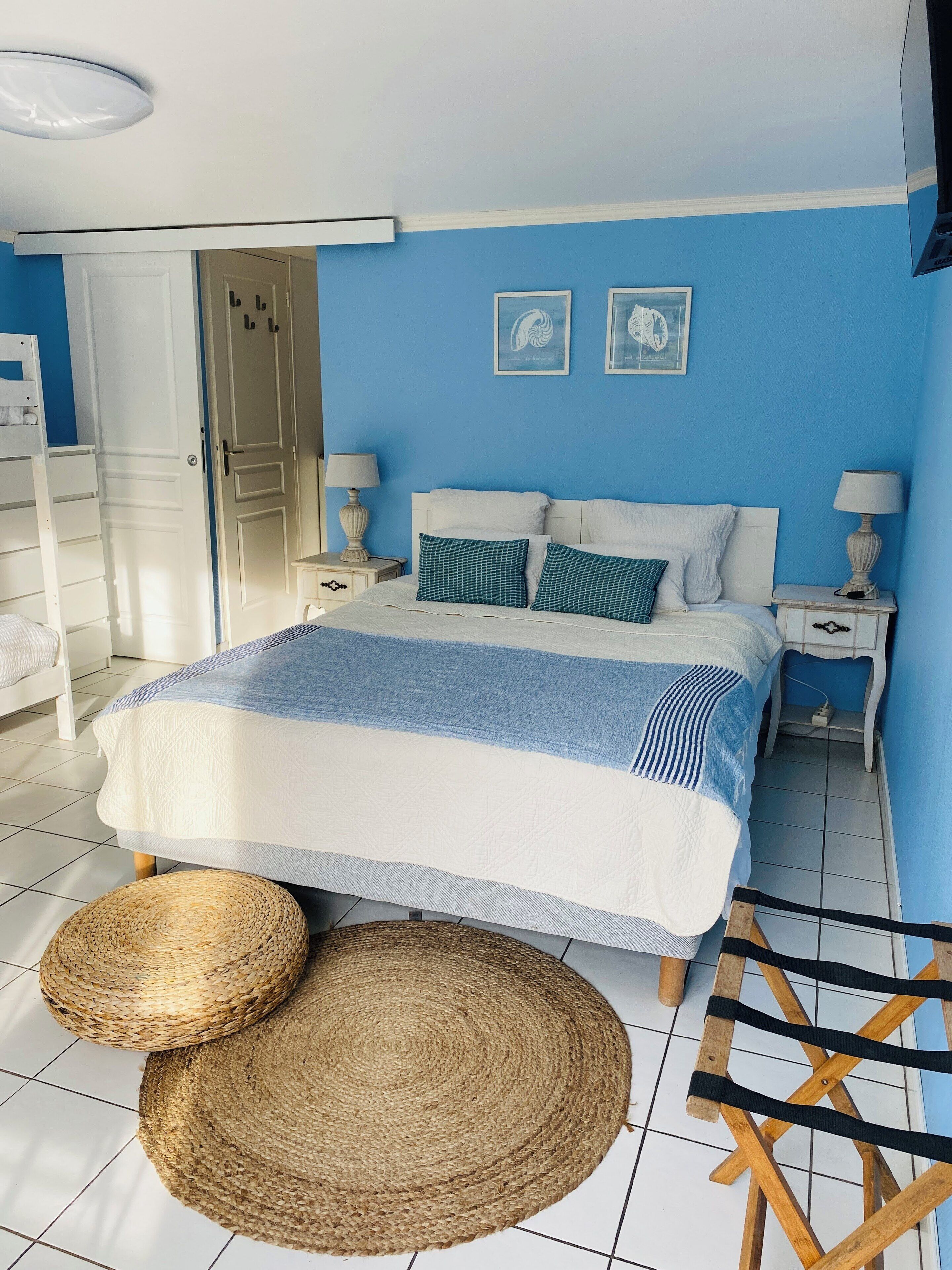 Habitación familiar (Jade) | Decoración personalizada, muebles diferentes y cortinas blackout 