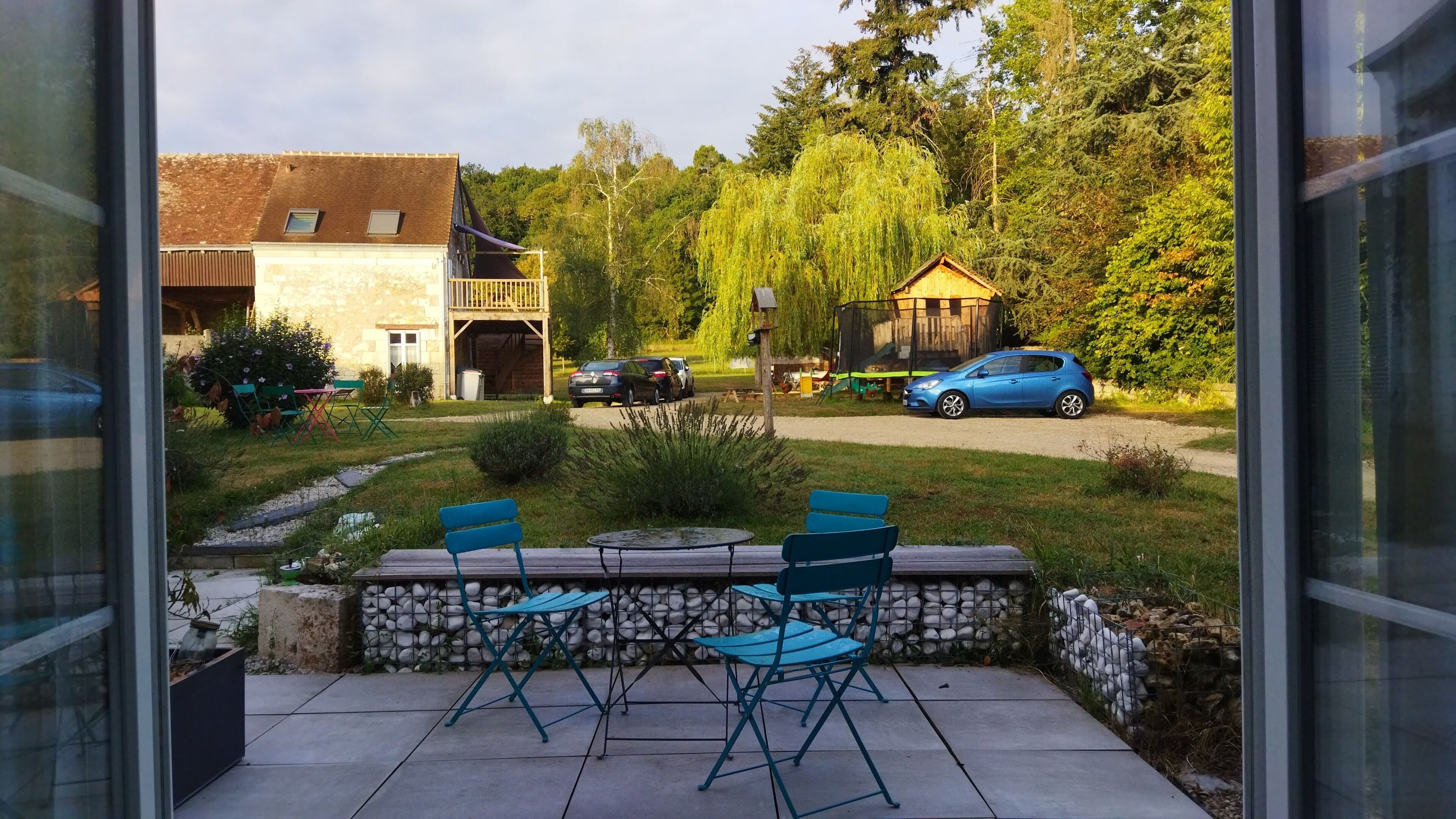 Une terrasse avec des sièges extérieurs et un mur en pierre.