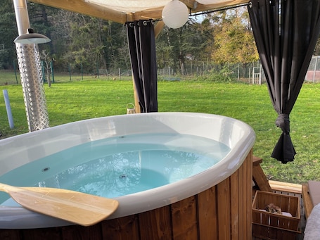 Outdoor spa tub. Les Mariniers