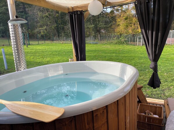 Outdoor spa tub - Les Mariniers (Mareuil-sur-Cher)