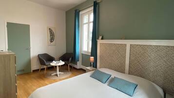 Chambre Double Confort, 1 grand lit (Ambre) | Décoration personnalisée, ameublement personnalisé, rideaux occultants