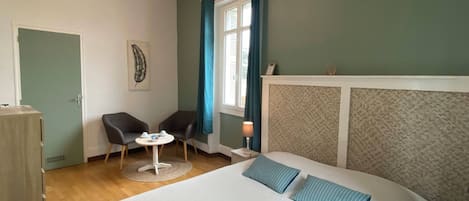 Comfort Double Room, 1 Queen Bed (Ambre) | Individually decorated, individually furnished, blackout curtains