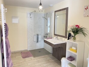 Habitación familiar (Lilas) | Baño accesible en silla de ruedas