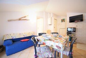 Apartamento, 1 quarto, sacada | Área de estar | TV de tela plana