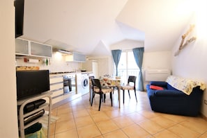 Appartement, 1 chambre, balcon | Aire de séjour | Téléviseur à écran plat