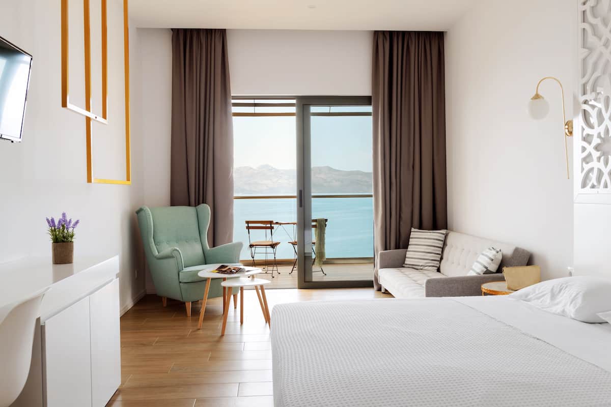 Suite, vista al mar | Minibar, escritorio, insonorización y wifi gratis