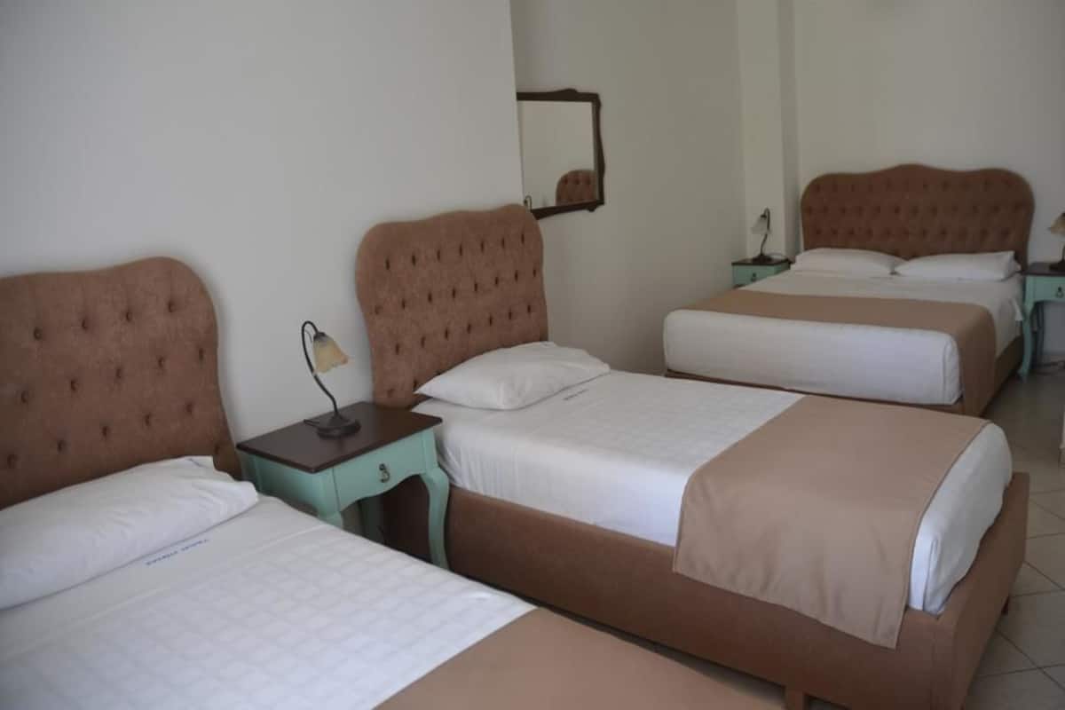 Habitación cuádruple, vista al jardín | Minibar, escritorio, insonorización y wifi gratis
