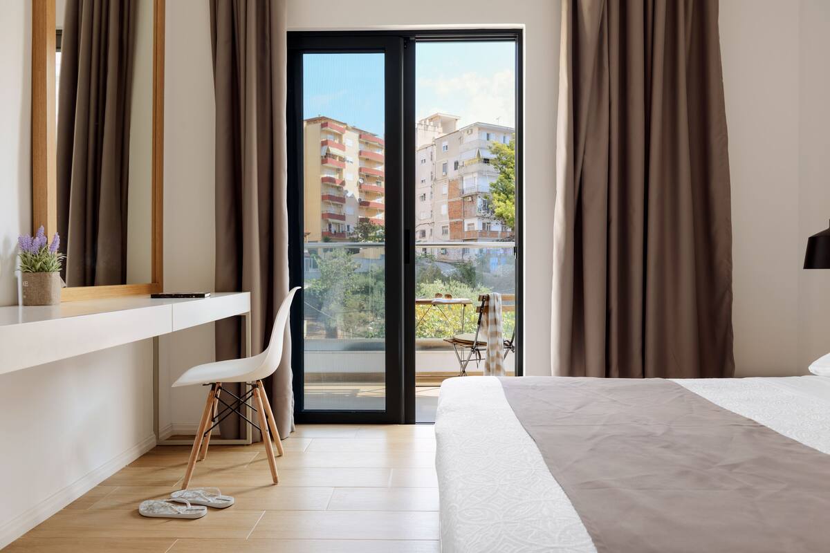 Habitación doble Deluxe, vista parcial al mar | Minibar, escritorio, insonorización y wifi gratis