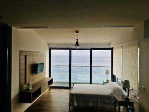 Minibar, escritorio, sistema de insonorización y wifi gratis 