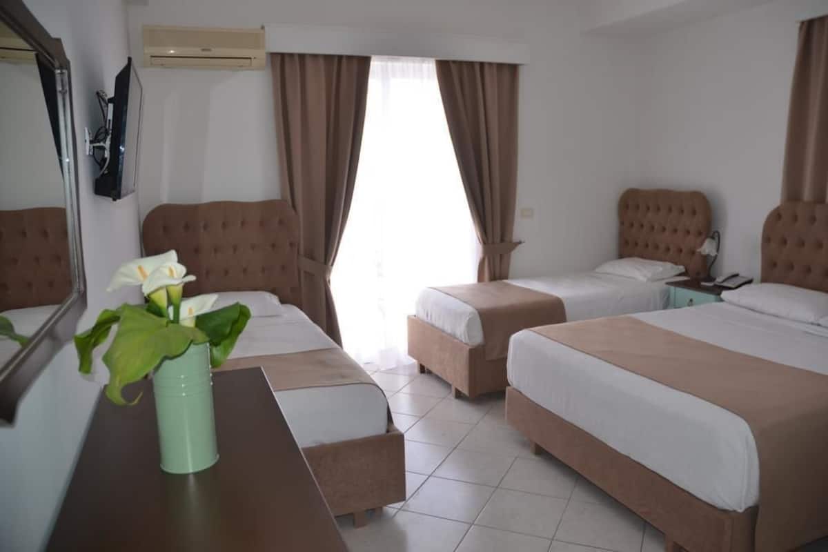 Habitación cuádruple, vista al mar | Minibar, escritorio, insonorización y wifi gratis