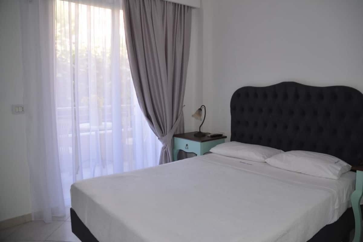 Habitación con 1 cama matrimonial o 2 individuales | Minibar, escritorio, insonorización y wifi gratis
