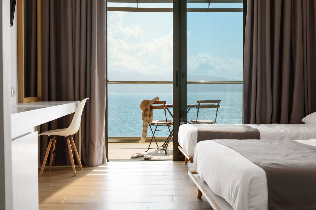 Habitación triple Deluxe, vista al mar | Minibar, escritorio, insonorización y wifi gratis