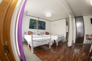 Cortinas blackout, wifi gratis y ropa de cama 
