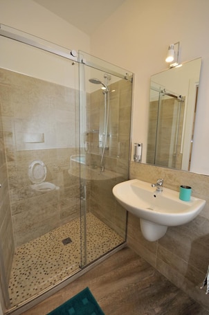 Shower, free toiletries, hair dryer, bathrobes. Il Piccolo Principe B&B