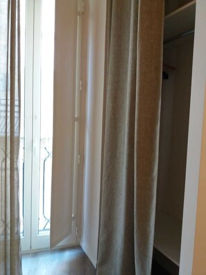 Triple Room | Minibar, in-room safe, desk, soundproofing - Il Piccolo Principe B&B (Gravina in Puglia)