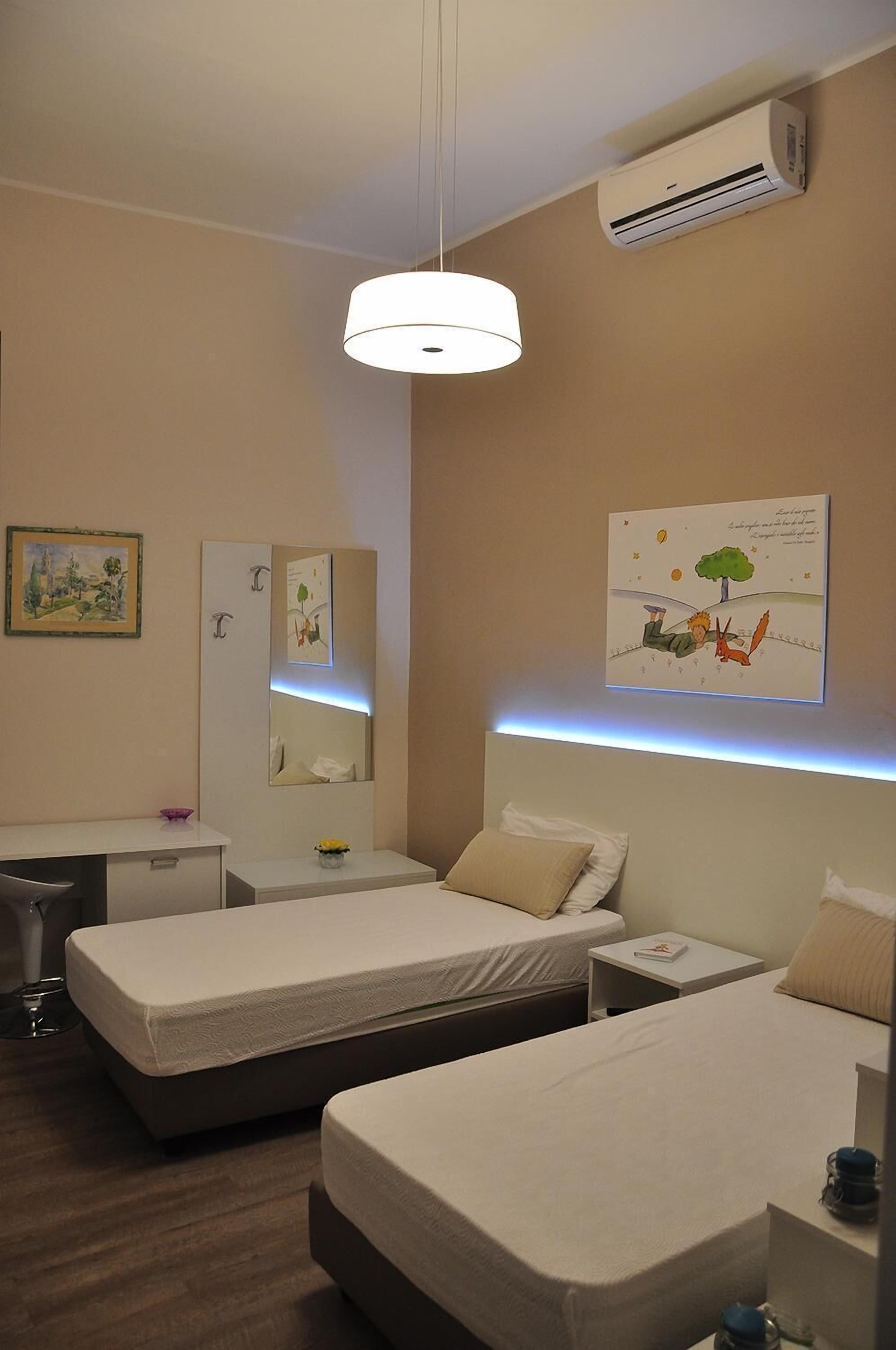 Frigobar, cofres nos quartos, escrivaninha, quartos à prova de som