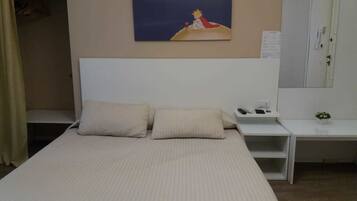 Habitación triple | Minibar, caja de seguridad en la habitación y escritorio