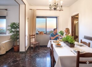 Apartment, 2 Schlafzimmer, Terrasse | Wohnbereich | Flachbildfernseher