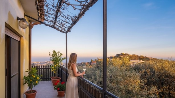 A balcony with potted plants and a view of the landscape. - Agriturismo da Ernestina (Imperia)