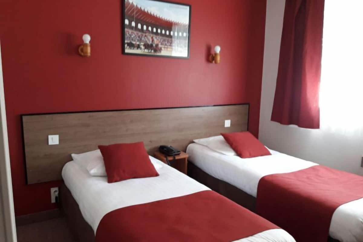 Double Room Single Use | Iron/ironing board, cribs/infant beds, rollaway beds, free WiFi