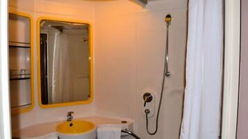 Double Room Single Use | Bathroom sink