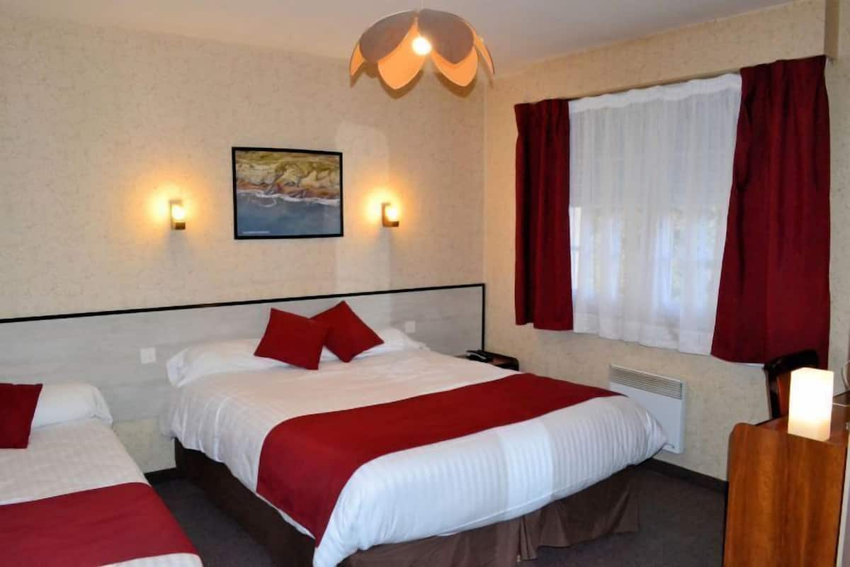 Triple Room | Iron/ironing board, cribs/infant beds, rollaway beds, free WiFi