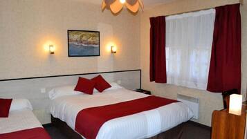 Triple Room | Iron/ironing board, cribs/infant beds, rollaway beds, free WiFi