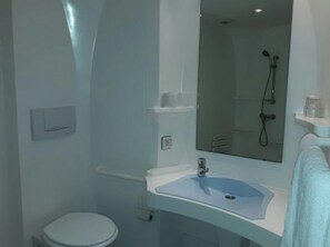 Triple Room | Bathroom | Shower, free toiletries, hair dryer, towels - Hôtel Le Relax (Montaigu-Vendée)