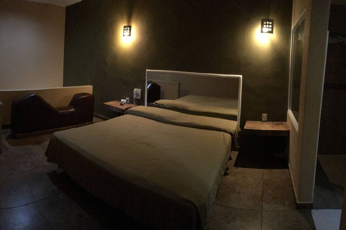 Quarto casal básico, para fumantes | Cortinas blackout, roupa de cama