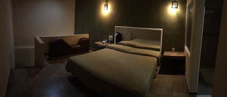Basic Double Room, Smoking | Blackout drapes, bed sheets