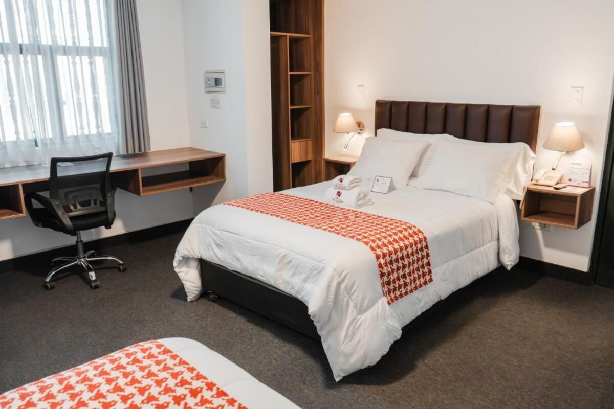Twin Room | In-room safe, desk, WiFi (free), bed sheets