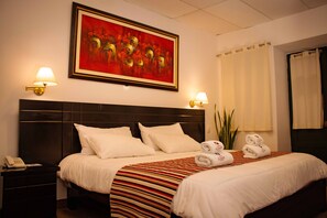 In-room safe, desk, free WiFi, bed sheets - Hotel El Portal Del Marques (Cajamarca)