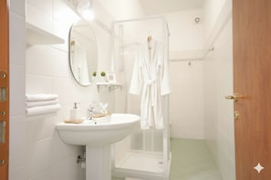 Appartement, 1 chambre (3 pax ) | Salle de bain | Douche, douche à « effet pluie », bidet, serviettes fournies