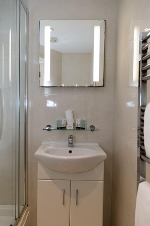 Habitación familiar | Baño | Tina con regadera, amenidades de baño gratuitas, secadora de cabello 