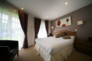 Double Room, Non Smoking | Iron/ironing board, free WiFi, bed sheets