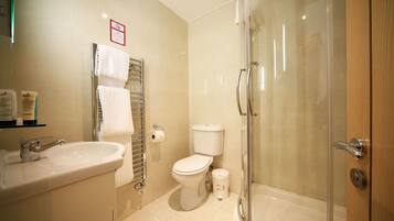 Familiekamer | Badkamer | Een bad/douchecombinatie, gratis toiletartikelen, een haardroger