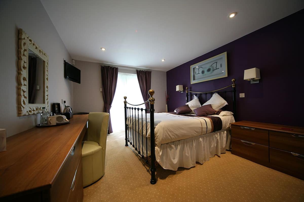 Iron/ironing board, free WiFi, bed sheets