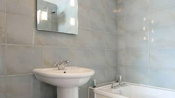 Family Room (Sleeps 4) | Bathroom | Combined shower/tub, free toiletries, hair dryer, towels