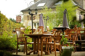 Terrace/patio - Logis Hôtel les Terrasses (Longpont)