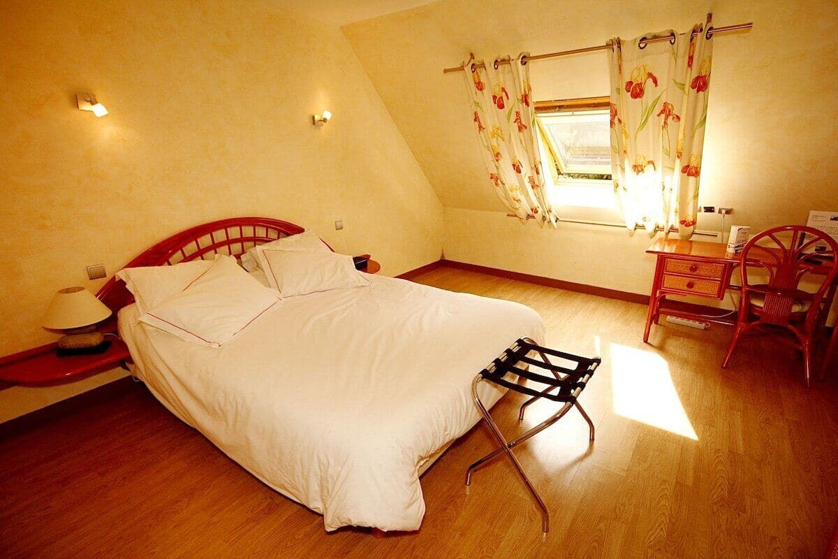 Desk, laptop workspace, WiFi (free), bed sheets