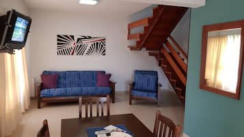 Apartamento estándar, 2 habitaciones (5 persons) | Zona de estar | Una televisión