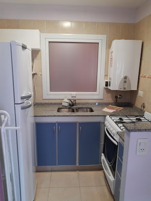 Frigorífic, microones i utensilis de cuina, vaixella i coberteria