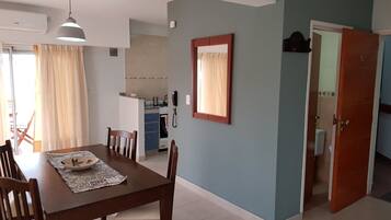 Chambre Quadruple Standard, 2 chambres | Restauration dans la chambre
