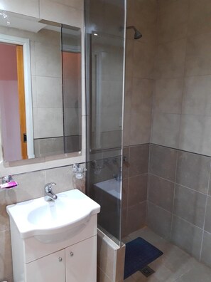 Shower, bidet, towels, toilet paper - Apart Agustina (Villa Gesell)