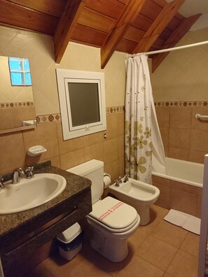 Regadera, bidet, toallas, papel de baño 