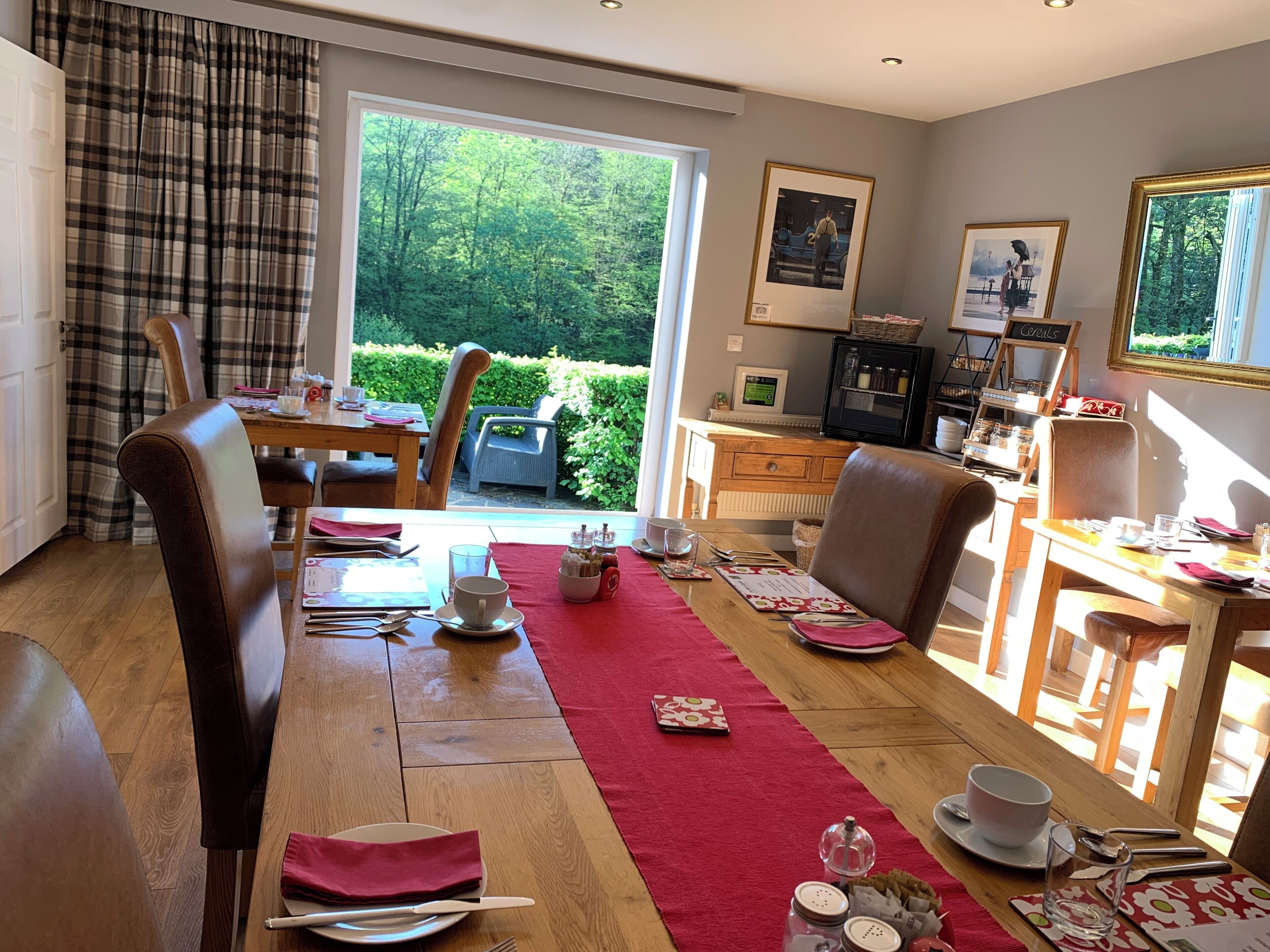 Bao gồm bữa sáng đầy đủ vào ngày cuối tuần 